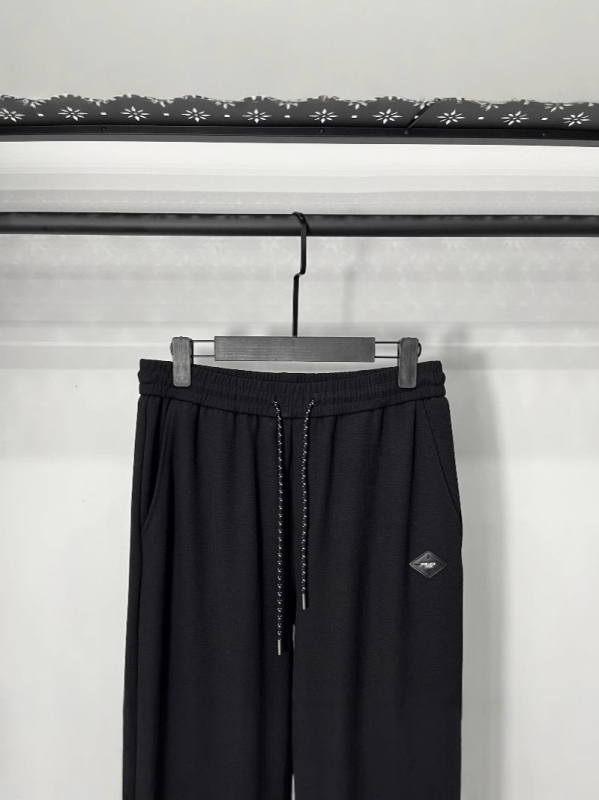 Sportos casual nadrág középmagasságú derékkal, tapered szabású, rugalmas anyag, 55% poliészter, tavasz 2025, férfiaknak (55% poliészter; rugalmas anyag; középmagasságú derék; tapered szabás)