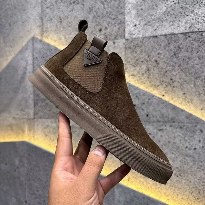 Férfi velúr magas szárú Chelsea csizma textil béléssel, gumitalppal, PU talpabetéttel, középmagas szár, melegen tart