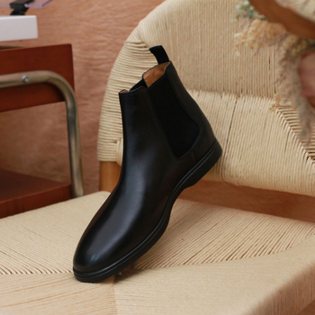 Muške Chelsea čizme visokog kroja, retro poslovno-ležerni stil; gornji materijal: nubuk od krave; potplat: guma; nosak: oštar; visina potkoljenice: srednja; ulošak: prirodna koža