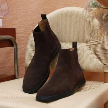 Muške Chelsea čizme visokog kroja, retro poslovno-ležerni stil; gornji materijal: nubuk od krave; potplat: guma; nosak: oštar; visina potkoljenice: srednja; ulošak: prirodna koža