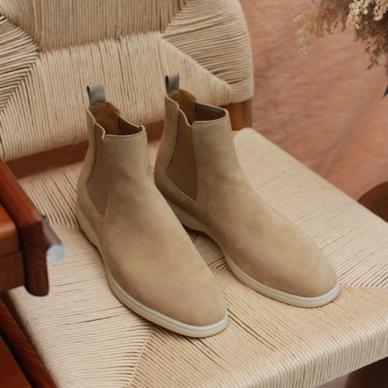 Muške Chelsea čizme visokog kroja, retro poslovno-ležerni stil; gornji materijal: nubuk od krave; potplat: guma; nosak: oštar; visina potkoljenice: srednja; ulošak: prirodna koža