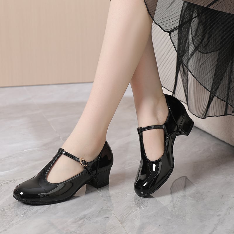 Női etno tánccipő, közepes-magas sarokkal, PU talp, felső része szintetikus bőrből, beltéri tánchoz