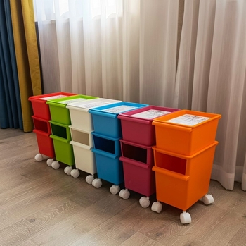 Műanyag tároló doboz kerékkel, kétszintes játékok számára, kapacitás 40–50 liter