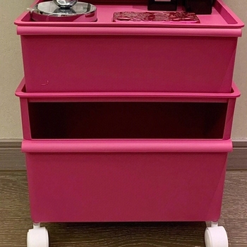 Műanyag tároló doboz kerékkel, kétszintes játékok számára, kapacitás 40–50 liter