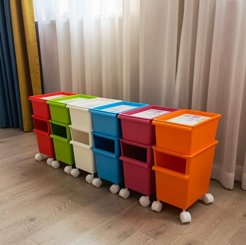 Műanyag tároló doboz kerékkel, kétszintes játékok számára, kapacitás 40–50 liter