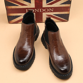 Chelsea csizmák, felső rész split bőrből, velúr felület, kerek orr, gumitalp, középmagas sarka 3–5 cm, brit stílus, magasság növelő funkció, 2025 ősz