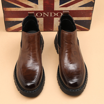 Chelsea csizmák, felső rész split bőrből, velúr felület, kerek orr, gumitalp, középmagas sarka 3–5 cm, brit stílus, magasság növelő funkció, 2025 ősz