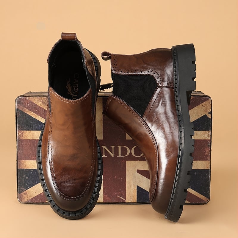 Chelsea csizmák, felső rész split bőrből, velúr felület, kerek orr, gumitalp, középmagas sarka 3–5 cm, brit stílus, magasság növelő funkció, 2025 ősz