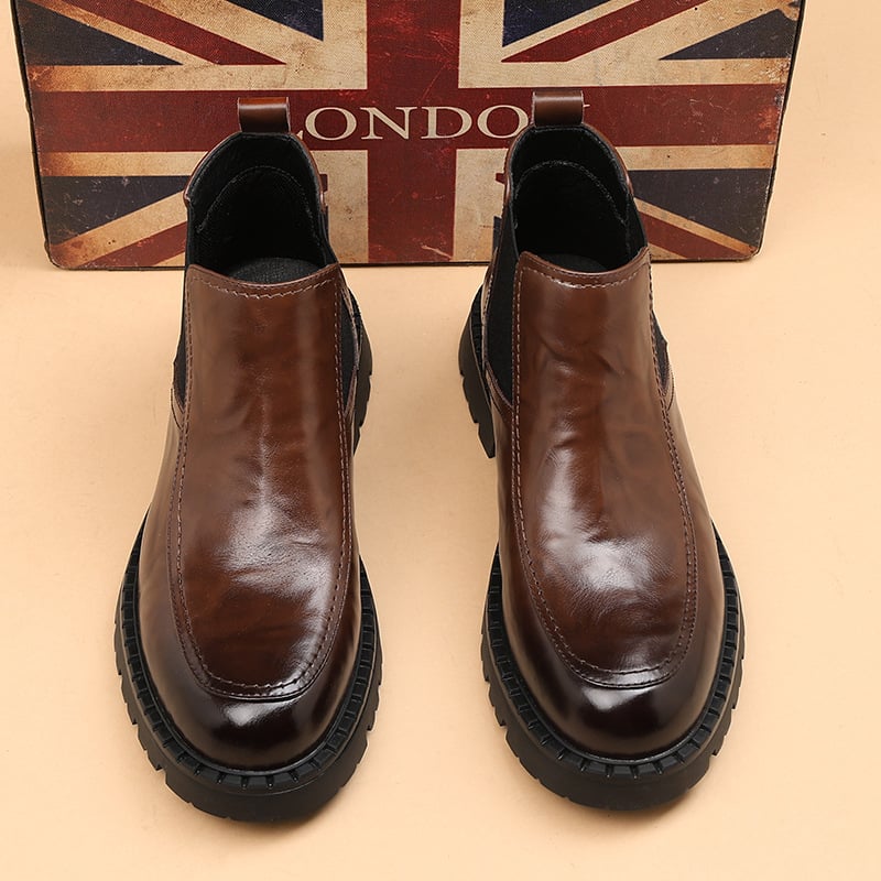 Chelsea csizmák, felső rész split bőrből, velúr felület, kerek orr, gumitalp, középmagas sarka 3–5 cm, brit stílus, magasság növelő funkció, 2025 ősz