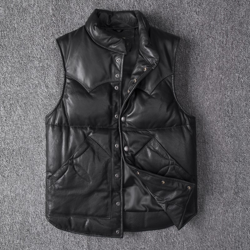 Valódi bőrből készült motorkerékpárdzseki tollal bélelt, álló gallérral, egyrészes gombolás, karcsú szabás