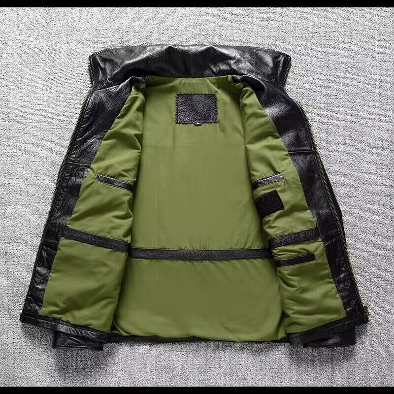 Marhabőr bőrdzseki, testhezálló fazon, gallér lapos, cipzáras zárás, közepes hosszúság.