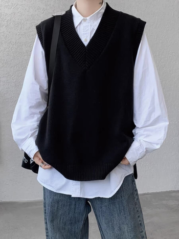 Kötött V-nyakú mellény, ujjatlan, lazán szabott, minimalist stílus, gyapjú 30–35%