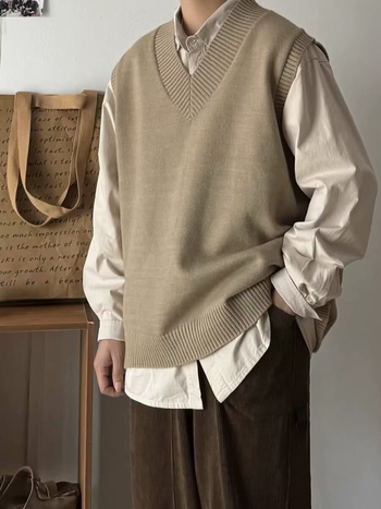 Kötött V-nyakú mellény, ujjatlan, lazán szabott, minimalist stílus, gyapjú 30–35%