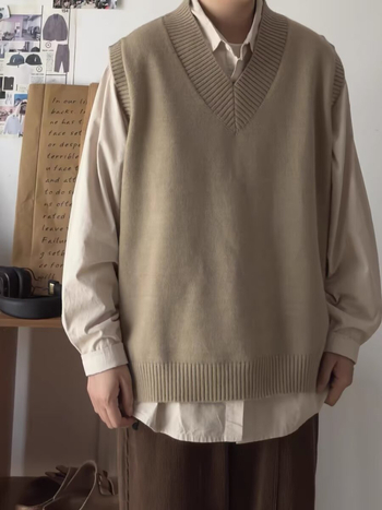 Kötött V-nyakú mellény, ujjatlan, lazán szabott, minimalist stílus, gyapjú 30–35%