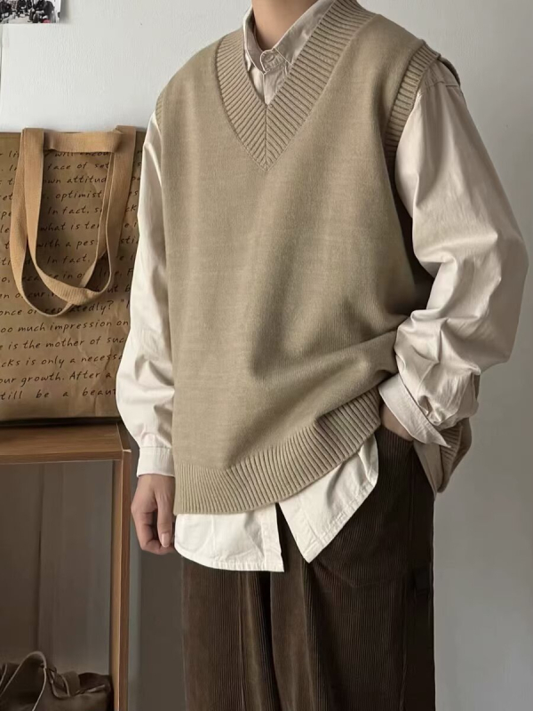 Kötött V-nyakú mellény, ujjatlan, lazán szabott, minimalist stílus, gyapjú 30–35%