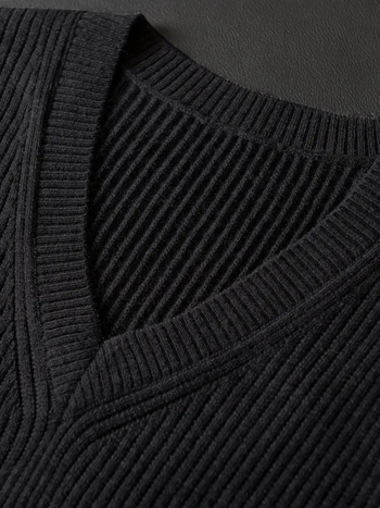 Férfi V-nyakú ujjatlan mellény, pulóver stílusú, core-spun fonalból 30–35% gyapjú, téli szezon, testhez szabott