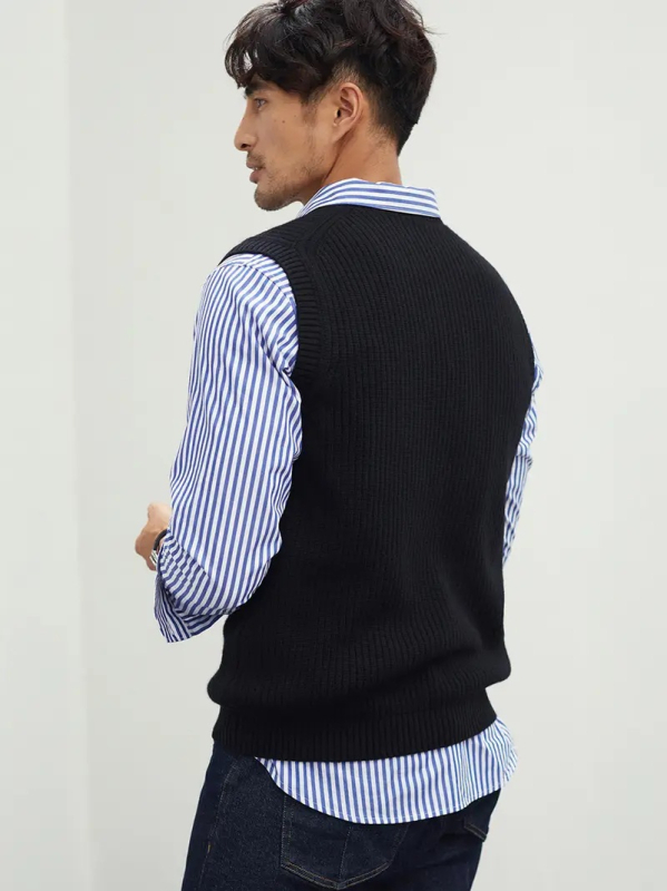 Férfi V-nyakú ujjatlan mellény, pulóver stílusú, core-spun fonalból 30–35% gyapjú, téli szezon, testhez szabott