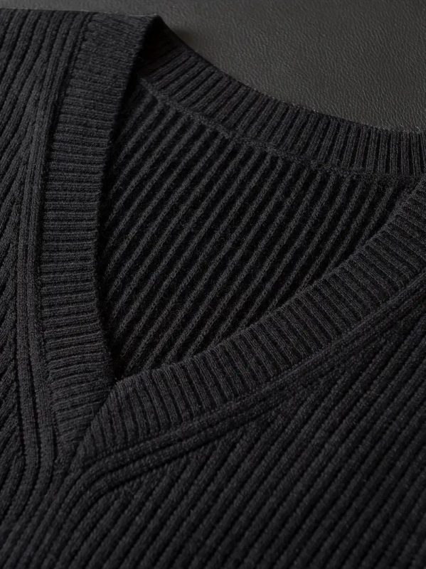 Férfi V-nyakú ujjatlan mellény, pulóver stílusú, core-spun fonalból 30–35% gyapjú, téli szezon, testhez szabott