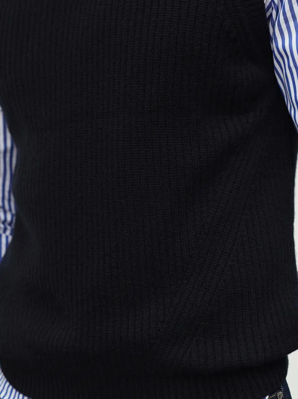 Férfi V-nyakú ujjatlan mellény, pulóver stílusú, core-spun fonalból 30–35% gyapjú, téli szezon, testhez szabott