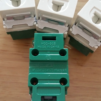 Modul priză cu două găuri și împământare, 10A, 1 pol, contacte din cupru, rezistent la umiditate