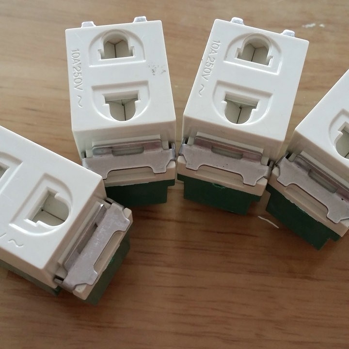 Modul priză cu două găuri și împământare, 10A, 1 pol, contacte din cupru, rezistent la umiditate