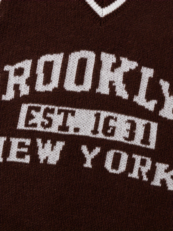 V-nyakú kötött mellény ujjatlan, Brooklyn Jacquard felirattal és fehér szegéllyel, 100% poliészter