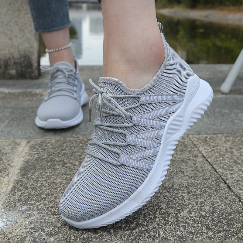 Prozračne mrežaste slip-on tenisice za muškarce i žene – lagane, okrugli vrh, gumeni potplat, srednja peta 3–5 cm