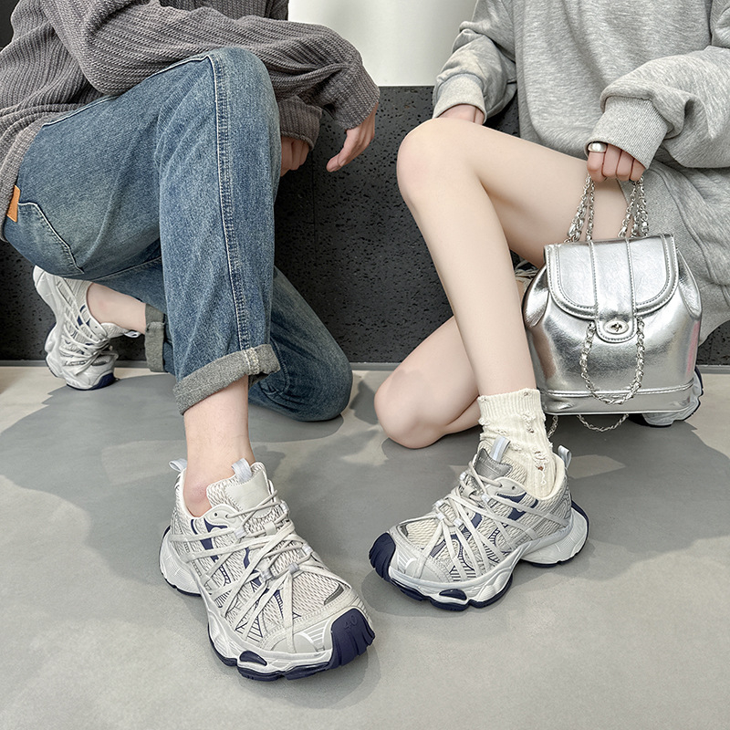 Ženske tenisice s mrežastom gornjem i platformom, prednje vezanje, okrugli vrh, niski profil