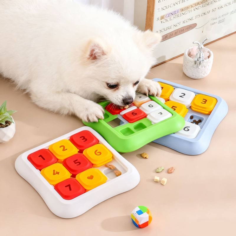 Interaktivna puzzle igračka za pse i mačke s sporim hranjem i skrivanjem hrane za mentalnu stimulaciju; plastična konstrukcija; Nail squeak brend; kutija od 40 komada