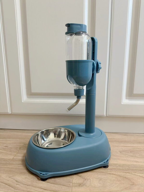 Dr. Pet automatski prilagodljivi dispenser za vodu za kućne ljubimce s visećim hranjenjem i integriranom zdjelicom – za pse i mačke, od plastike, s tri čelične kuglice za suhoću usta