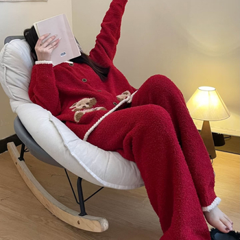 Ženski set pidžama s crtić medvjedom, polu-velur materijal, debeli, okrugli izrez, dugi rukavi, hlače