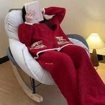 Ženski set pidžama s crtić medvjedom, polu-velur materijal, debeli, okrugli izrez, dugi rukavi, hlače