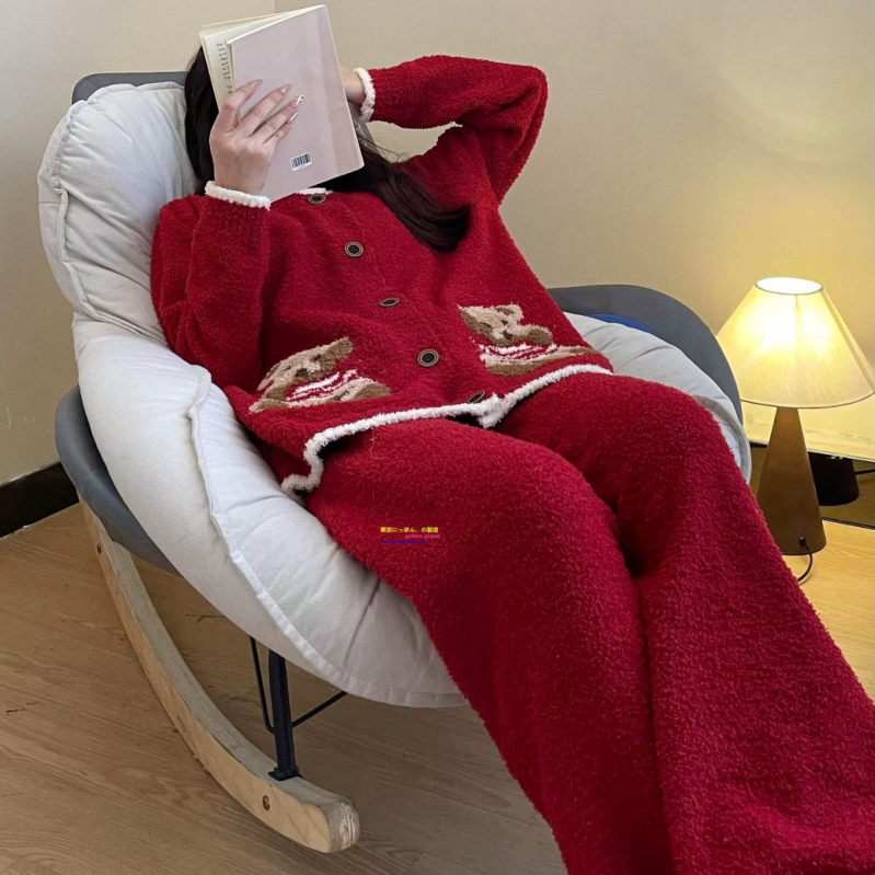 Ženski set pidžama s crtić medvjedom, polu-velur materijal, debeli, okrugli izrez, dugi rukavi, hlače