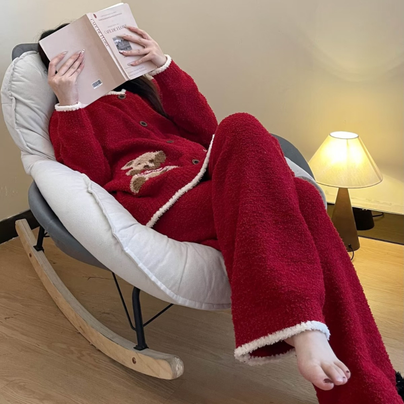 Ženski set pidžama s crtić medvjedom, polu-velur materijal, debeli, okrugli izrez, dugi rukavi, hlače