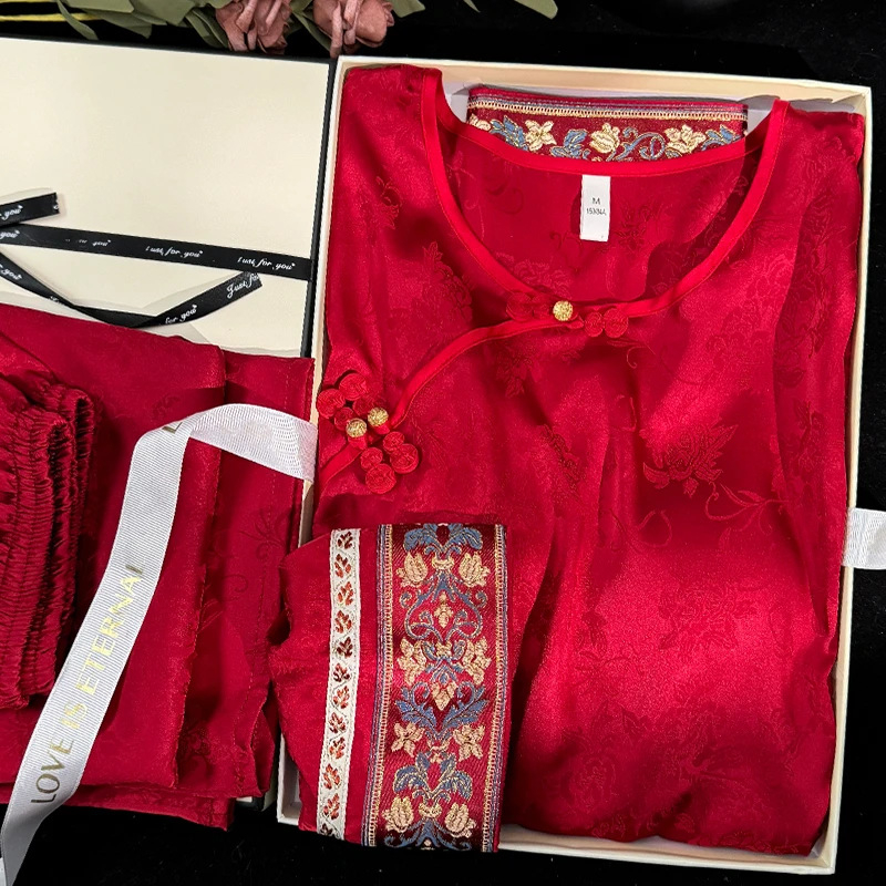Ženske crvene izvezeni pidžama u novom kineskom stilu, duge rukave, tanki ice silk, karirani uzorak, kućna odjeća za proljeće i ljeto