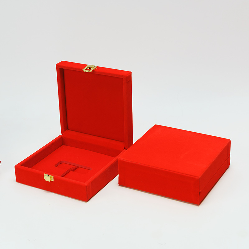 Drvena kutija za nakit s flokiranim unutrašnjim dijelom