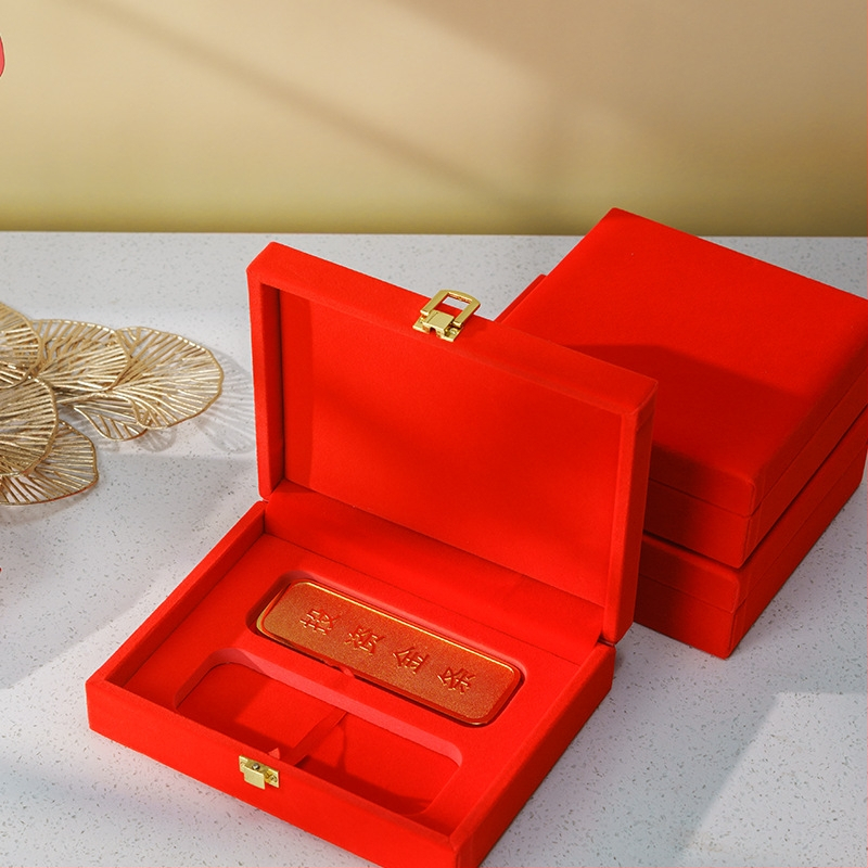 Drvena kutija za nakit s flokiranim unutrašnjim dijelom