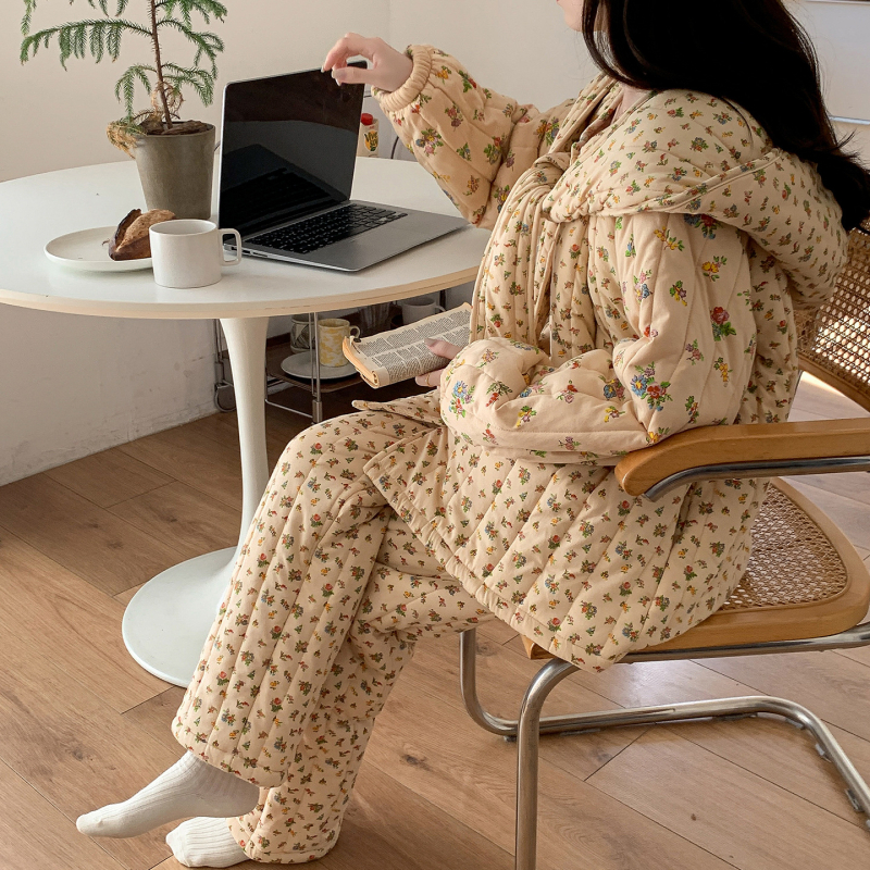 Trojedini kućni pidžama set — Coral Velvet Quilted, debeli materijal, dugi rukavi, hlače, odvojiva kapuljača