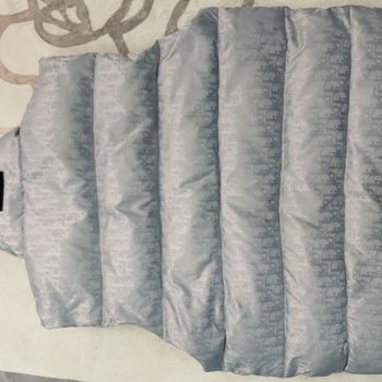 Férfi tollmellény álló gallérral és cipzárral, 250 g libatollal töltve, jacquard pamut-polieteszter anyag, vastagított, epaulette részletek