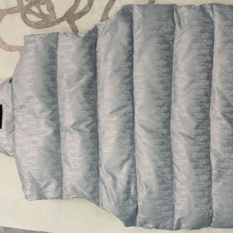 Férfi tollmellény álló gallérral és cipzárral, 250 g libatollal töltve, jacquard pamut-polieteszter anyag, vastagított, epaulette részletek