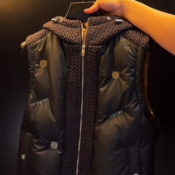 Vesta masculină cu puf, glugă, de înaltă calitate europeană, umplutură 70–90 g, 85–90% puf de rață, țesătură din polipropilenă, Iarnă 2025