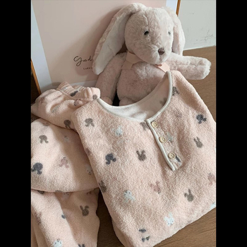 Ženski pajama set od flanele s kapuljačom - debeo i topao za zimu, gornji dio s okruglim izrezom i dugim rukavima te hlače, kućni odmor