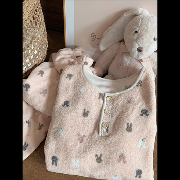 Ženski pajama set od flanele s kapuljačom - debeo i topao za zimu, gornji dio s okruglim izrezom i dugim rukavima te hlače, kućni odmor