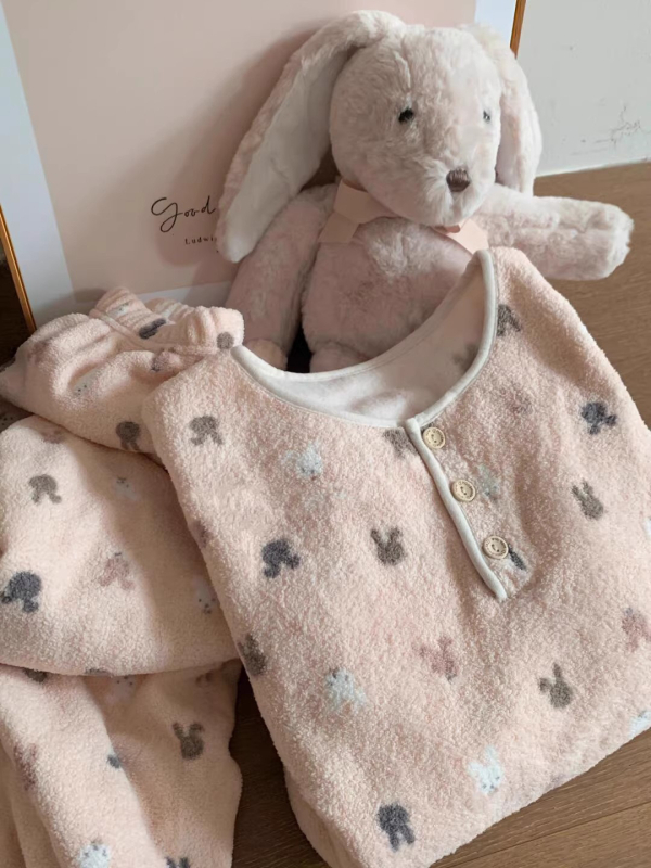 Ženski pajama set od flanele s kapuljačom - debeo i topao za zimu, gornji dio s okruglim izrezom i dugim rukavima te hlače, kućni odmor