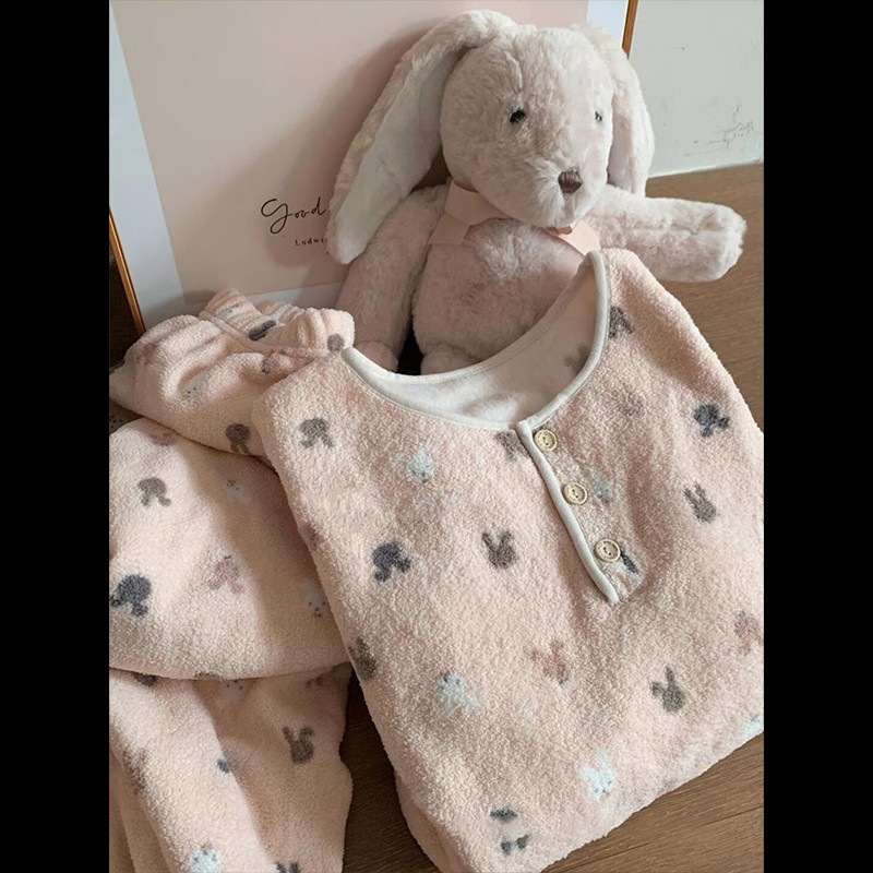Ženski pajama set od flanele s kapuljačom - debeo i topao za zimu, gornji dio s okruglim izrezom i dugim rukavima te hlače, kućni odmor
