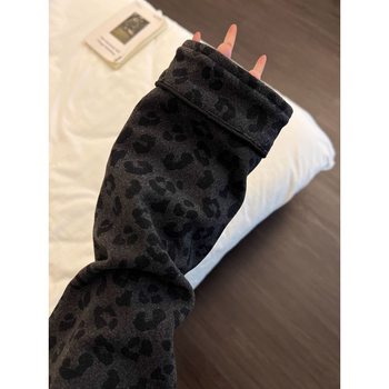 Ženski set pidžama s leopardim uzorkom — debeli zimski kardigan-stil top s ovratnikom, dugi rukavi i hlače, poliester.