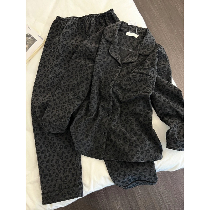 Ženski set pidžama s leopardim uzorkom — debeli zimski kardigan-stil top s ovratnikom, dugi rukavi i hlače, poliester.