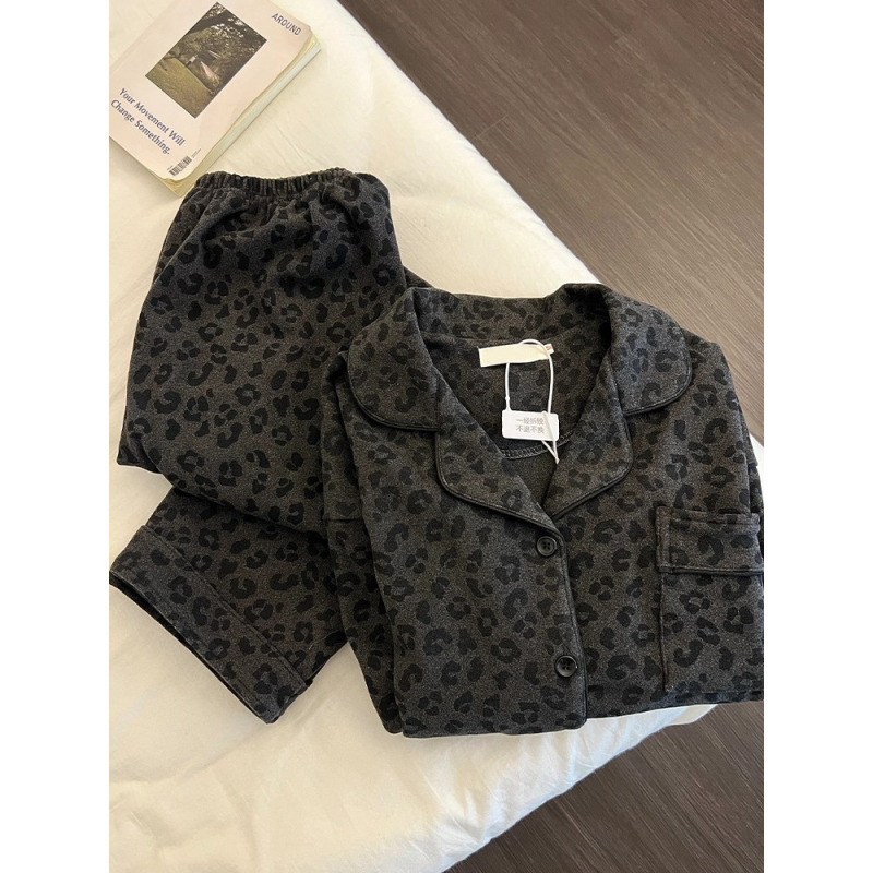 Ženski set pidžama s leopardim uzorkom — debeli zimski kardigan-stil top s ovratnikom, dugi rukavi i hlače, poliester.