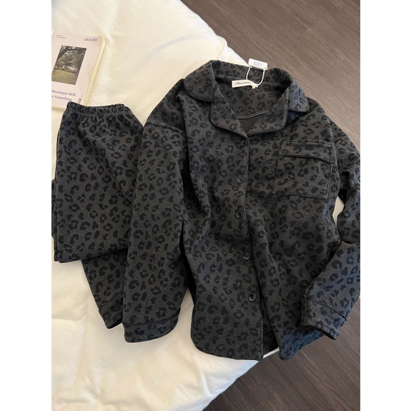 Ženski set pidžama s leopardim uzorkom — debeli zimski kardigan-stil top s ovratnikom, dugi rukavi i hlače, poliester.