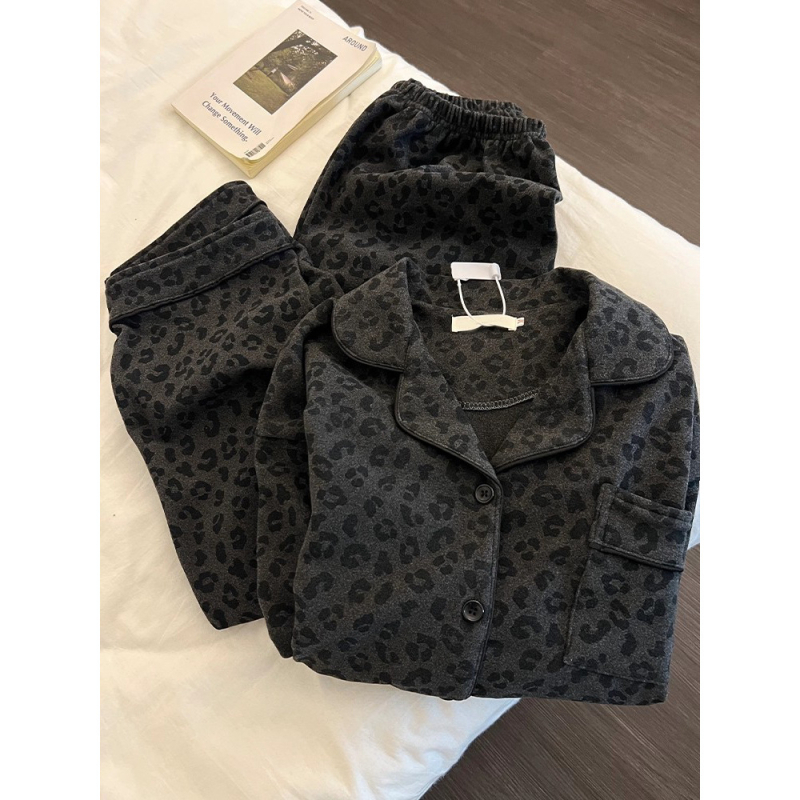 Ženski set pidžama s leopardim uzorkom — debeli zimski kardigan-stil top s ovratnikom, dugi rukavi i hlače, poliester.